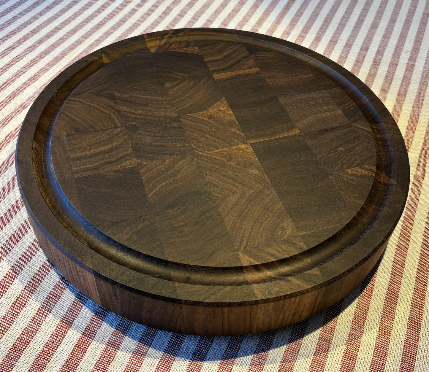 Cutting board round solid walnut - 39 cm